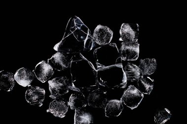 siyah izole dondurulmuş buz küpleri üst görünümü