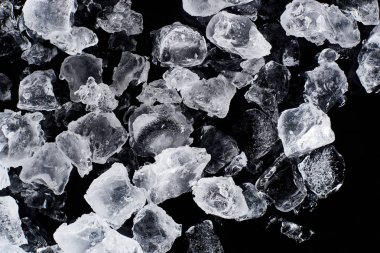 siyah izole eriyen buz küpleri üst görünümü