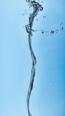 kabarcıklar ile mavi arka plan üzerinde dalgalı şeffaf su