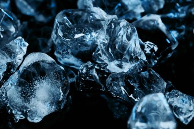 siyah izole mavi Aydınlatma ile dondurulmuş buz küpleri