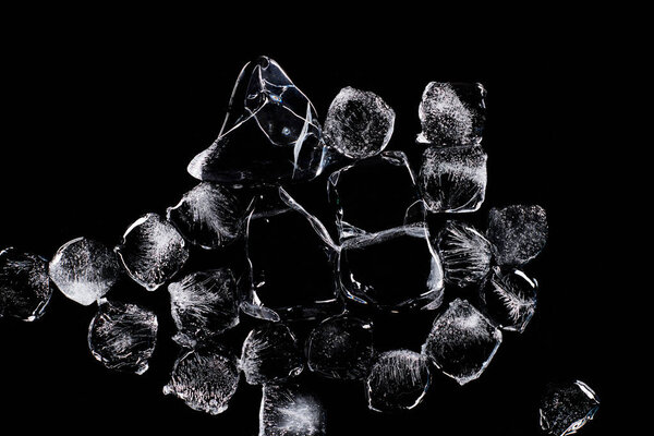 вид сверху на кубики льда, изолированные на черном
