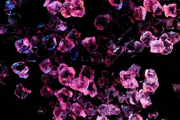 Vista Superior Cubos Hielo Esmerilados Con Iluminación Púrpura Aislada Negro — Foto de Stock