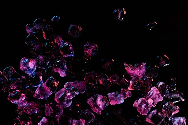 Draufsicht Auf Gefrorene Eiswürfel Mit Lila Beleuchtung Isoliert Auf Schwarz — Stockfoto