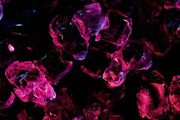 Vedere Sus Cuburilor Transparente Gheață Iluminat Violet Izolat Negru — Fotografie, imagine de stoc