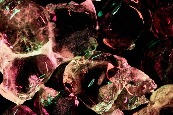 Vista Cerca Cubos Hielo Transparentes Con Iluminación Roja Verde Aislada — Foto de Stock