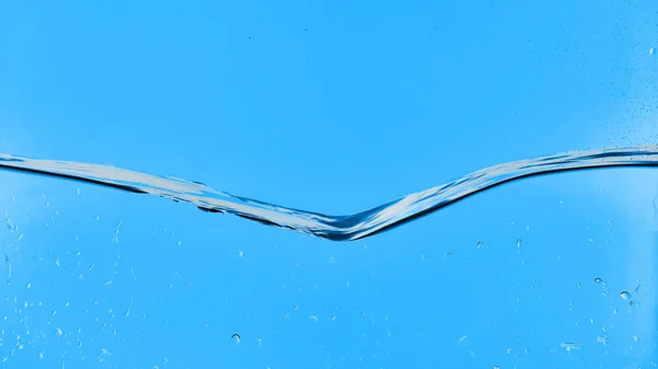 Agua Transparente Ondulada Sobre Fondo Azul Con Gotitas — Foto de Stock