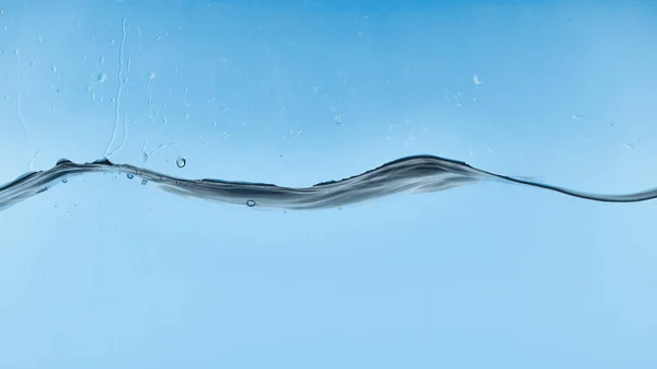 Água Transparente Ondulada Fundo Azul Com Gotículas — Fotografia de Stock