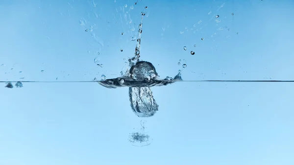 Agua Clara Con Cubitos Hielo Cayendo Salpicaduras Sobre Fondo Azul — Foto de Stock