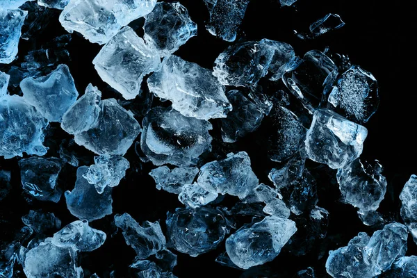 Fagyasztott Jégkockák Felülnézete Fekete Színnel Izolált Kék Megvilágítással — Stock Fotó