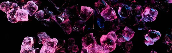 Панорамный Снимок Прозрачных Кубиков Льда Фиолетовым Освещением Изолированных Черном — стоковое фото