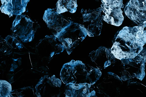 Vista Superior Cubitos Hielo Congelados Con Luz Azul Aislada Negro — Foto de Stock