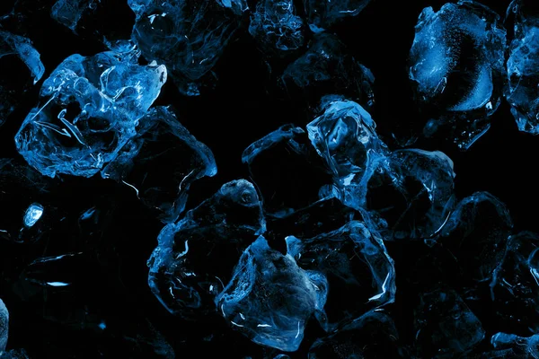 Vista Superior Cubitos Hielo Congelados Con Iluminación Azul Aislada Negro — Foto de Stock