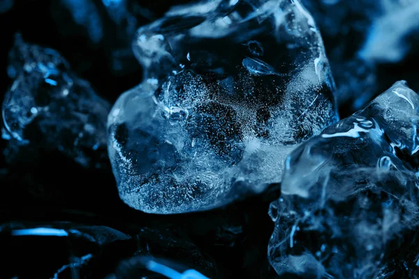 Vista Cerca Cubos Hielo Congelados Con Iluminación Azul Aislada Negro — Foto de Stock