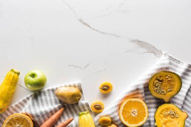 mermer yüzeyinde kabak, kayısı, patates, kabak, havuç ve portakal ile çizgili havlu üst görünümü