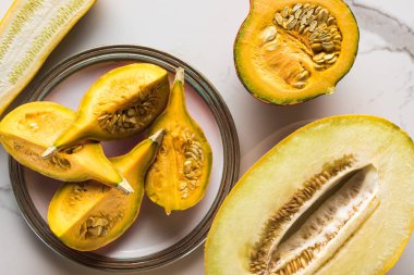 mermer yüzeyinde kabak parçaları ve kavun ile plaka üst görünümü