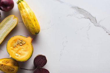 mermer yüzeyinde ham kabak, pancar ve kabak parçaları üst görünümü