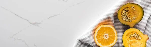 大理石表面带橙色和南瓜的条纹毛巾全景拍摄 — 图库照片