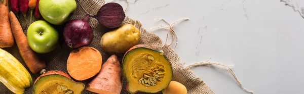 Panoramatický Záběr Podzimní Zeleniny Ovoce Mramorové Ploše — Stock fotografie