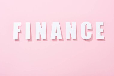 pembe arka plan üzerinde beyaz finans yazıt üst görünümü