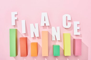 pembe arka plan üzerinde renk grafiği ile finans yazıt üst görünümü