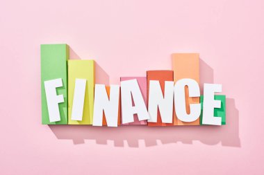 renk blok grafiği ile pembe arka plan üzerinde finans yazıt üst görünümü