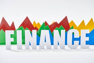 beyaz arka plan üzerinde finans yazıt arkasında çok renkli istatistik grafikleri