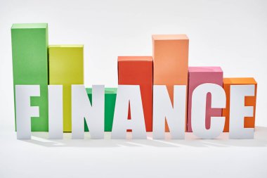 beyaz arka plan üzerinde finans yazıtı arkasında renk blok grafik