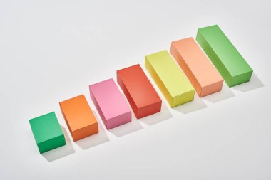 beyaz arka plan üzerinde artış grafiği renk blokları