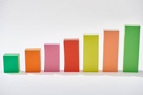 Цветные блоки статистической диаграммы на белом фоне
