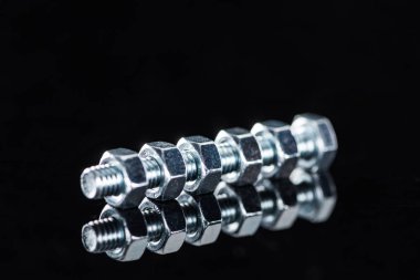 siyah üzerine izole somunlar ile metal cıvata