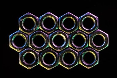 siyah üzerinde izole parlak metal fındık yakın görünümü