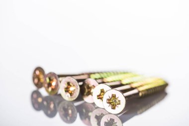 beyaz izole metal saplamalar parlak kafaları yakın görünümü