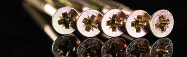 siyah izole metal saplamalar parlak kafaları panoramik çekim