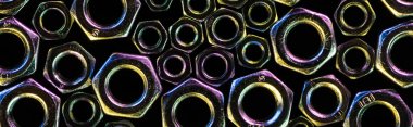 siyah izole dağınık küçük ve büyük metal fındık panoramik çekim