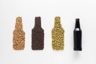 buğday, kahve taneleri ve preslenmiş hop beyaz izole yakın koyu bira şişesi üst görünümü