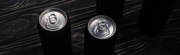 Plano Panorámico Latas Aluminio Negro Cerveza Sobre Mesa Madera —  Fotos de Stock