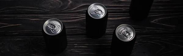 Tiro Panorâmico Latas Alumínio Preto Cerveja Mesa Madeira Com Espaço — Fotografia de Stock