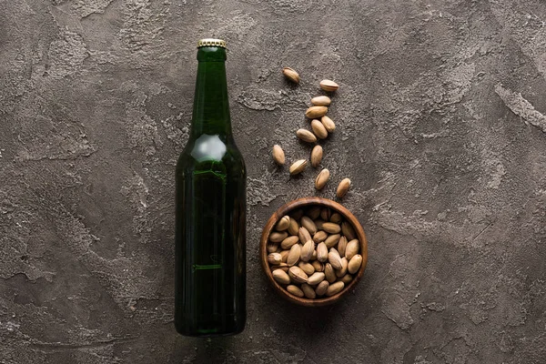 Vista Superior Del Tazón Con Pistachos Cerca Botella Verde Cerveza — Foto de Stock