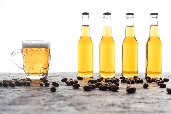 Becher Mit Bier Flaschennähe Und Kaffeekörnern Auf Brauner Strukturierter Oberfläche — Stockfoto