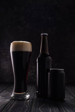 ahşap masa üzerinde şişe, konserve ve bira cam 