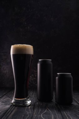 ahşap masa üzerinde bira ve bira konserve 