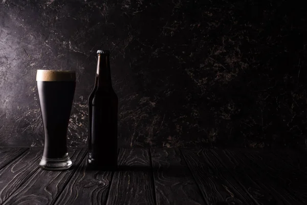 Vaso Botella Cerveza Oscura Sobre Mesa Madera Con Sombra — Foto de Stock