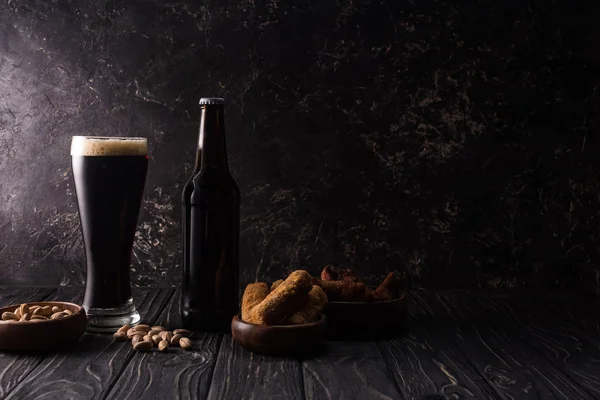 Vidro Garrafa Cerveja Perto Tigelas Com Nozes Queijo Frito Asas — Fotografia de Stock