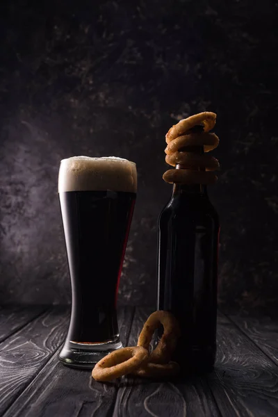Bicchiere Bottiglia Birra Con Anelli Cipolla Fritta Sul Tavolo Legno — Foto Stock