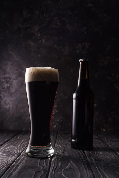 Flasche Neben Glas Bier Auf Holztisch — Stockfoto
