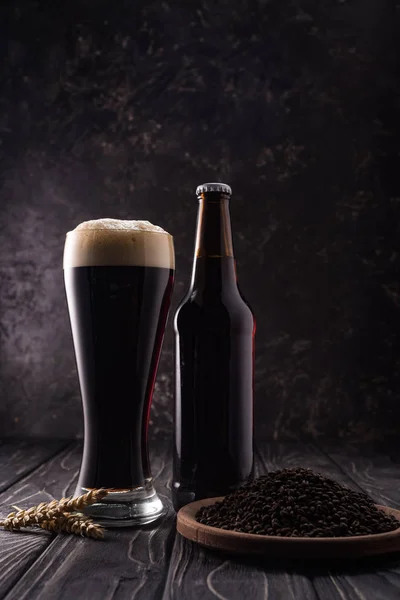 Bottle Glass Dark Beer Wheat Spikes Plate Coffee Grains Wooden — Stock Photo, Image