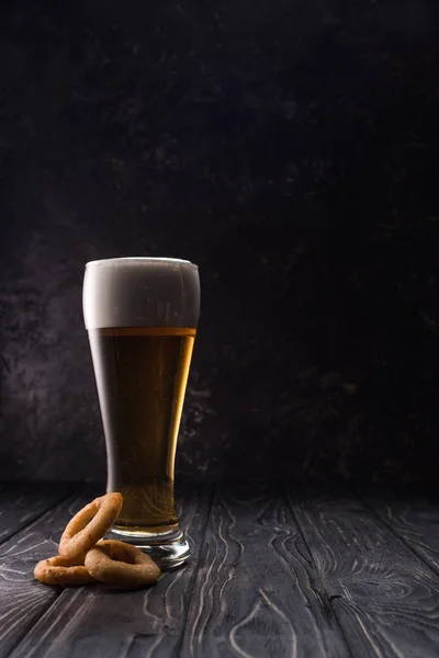 Vidro Cerveja Leve Fresca Perto Anéis Cebola Frita Mesa Madeira — Fotografia de Stock