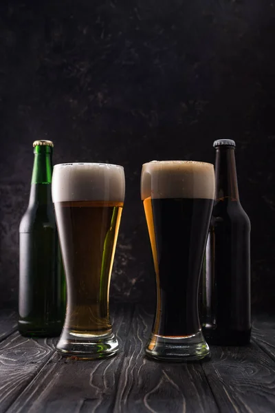 Vasos Cerveza Fresca Clara Oscura Cerca Botellas Mesa Madera — Foto de Stock