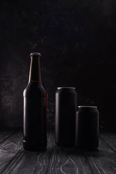 Bottle Black Metallic Cans Beer Wooden Table — Stock Photo, Image