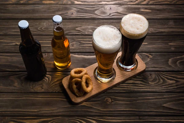 Sklenice Láhve Tmavého Lehkého Piva Blízko Smažených Cibulové Kroužky Dřevěném — Stock fotografie